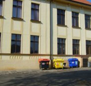 Kontejnery u školy